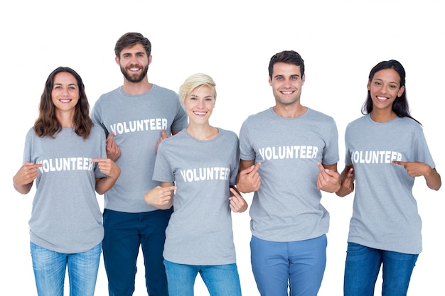 Foto felices voluntarios amigos que se muestran