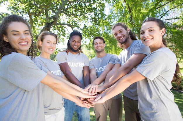 Felices voluntarios en el parque