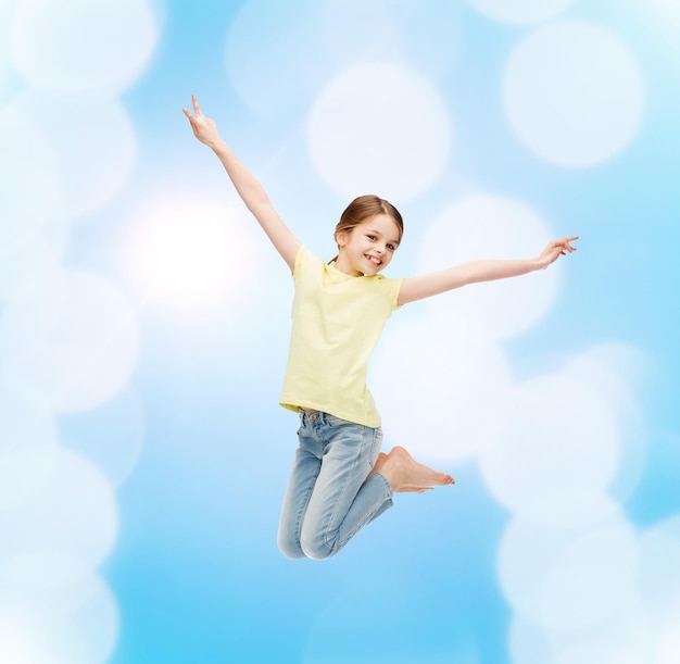 felicidad, actividad y concepto de niño - niña sonriente saltando