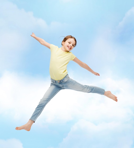 felicidad, actividad y concepto de niño - niña sonriente saltando