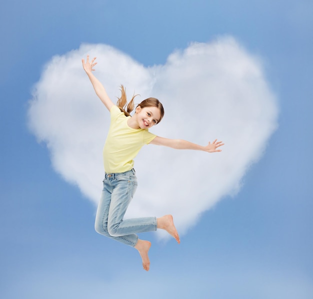 felicidad, actividad y concepto de niño - niña sonriente saltando