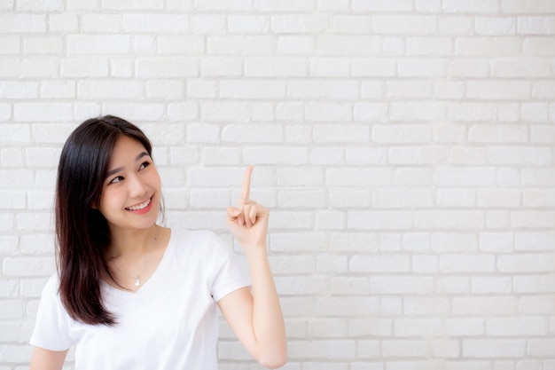 Felicidad asiática joven hermosa de la mujer del retrato