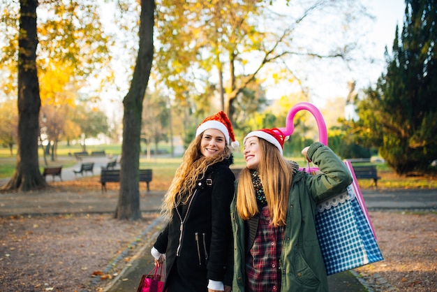 Felicidad de los compradores en el parque