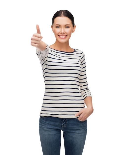 Foto felicidad y concepto de la gente - chica sonriente con ropa informal mostrando los pulgares hacia arriba