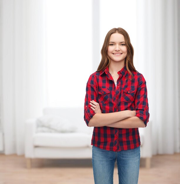 felicidad y concepto de la gente - joven sonriente vestida de forma informal con los brazos cruzados