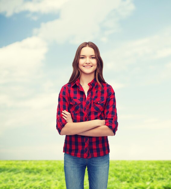 felicidad y concepto de la gente - joven sonriente vestida de forma informal con los brazos cruzados