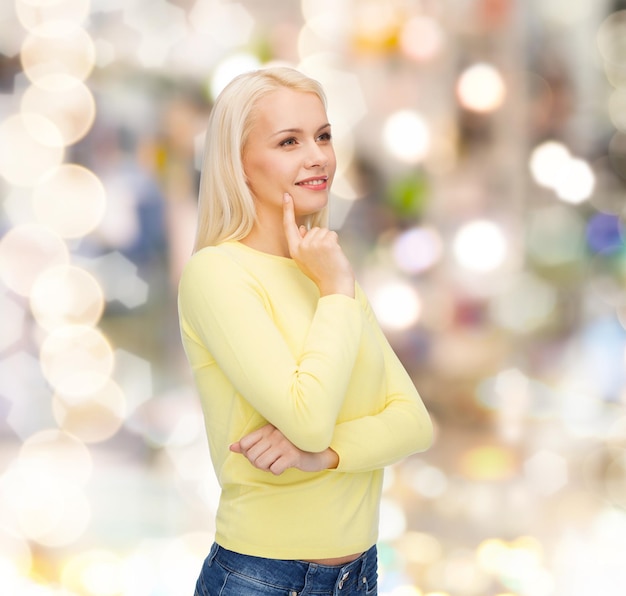 la felicidad y el concepto de la gente - mujer joven sonriente feliz soñando