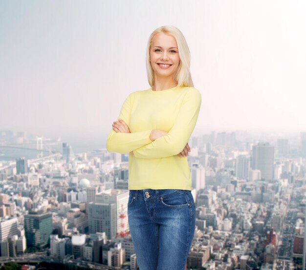 felicidad y concepto de la gente - mujer joven sonriente con ropa informal