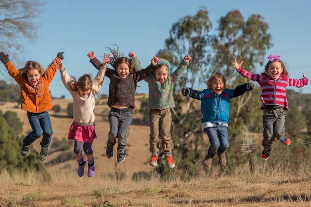 La felicidad desata a los niños en su elemento