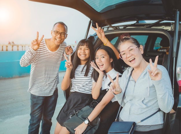 Felicidad emoción de familia asiática tomando una fotografía en el destino de viaje de vacaciones