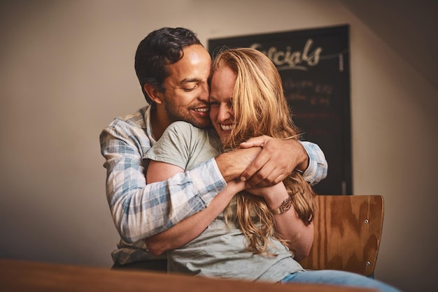 La felicidad es estar en tus brazos Fotografía de una pareja joven pasando tiempo juntos en un café