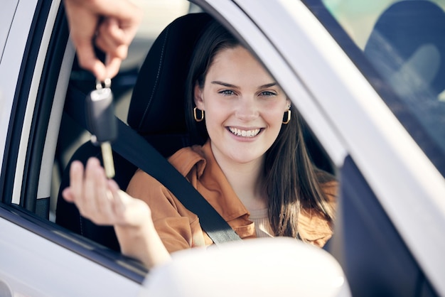 La felicidad es el olor de un auto nuevo Toma de una persona entregando a una mujer las llaves de su auto nuevo afuera