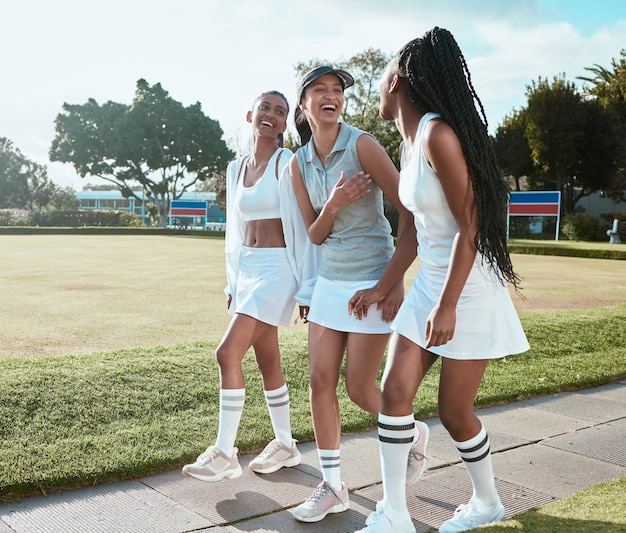 La felicidad está a un partido de tenis de distancia Foto de tres mujeres jóvenes jugando al tenis