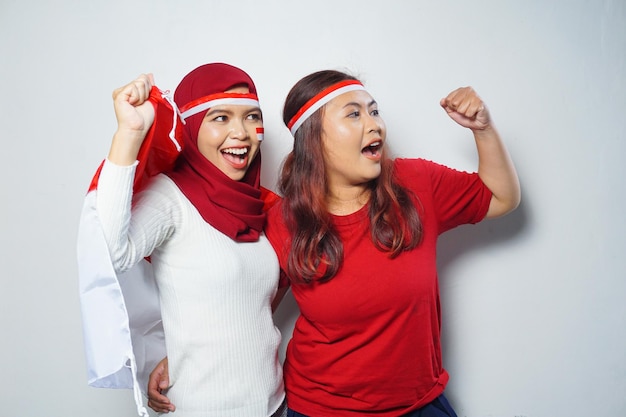 La felicidad de un grupo de personas que usan los atributos rojo y blanco para conmemorar el día de la independencia