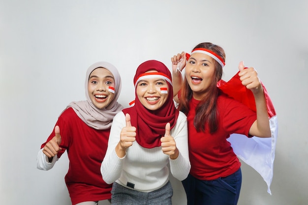 La felicidad de un grupo de personas que usan los atributos rojo y blanco para conmemorar el día de la independencia