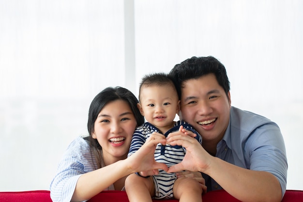 Felicidad de hogar de familia asiática junto a su hijo.