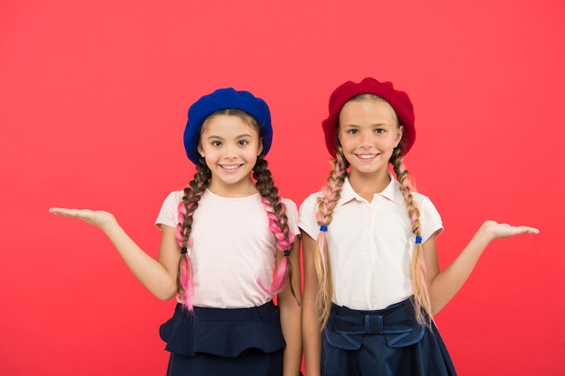 Felicidad de la infancia. Amistad y hermandad. moda para niños pequeños. día del Niño. De vuelta a la escuela. niñas pequeñas con cabello perfecto. Hermanitas felices. Belleza y moda. Simplemente inspirado.