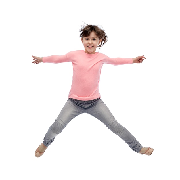 felicidad, infancia, libertad, movimiento y concepto de personas - niña feliz saltando en el aire