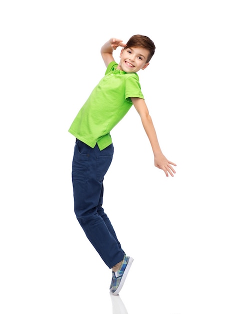 felicidad, infancia, libertad, movimiento y concepto de personas - niño sonriente divirtiéndose o bailando