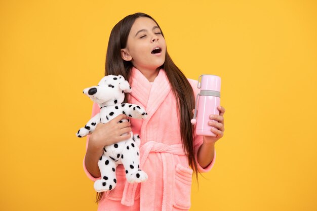 Infancia feliz concepto. Mejores regalos para las chicas adolescentes.  Elegante schoolgirl jugar con el perro de juguete y mantenga en caja de  regalo. Chica de moda poco cutie con auriculares llevan un