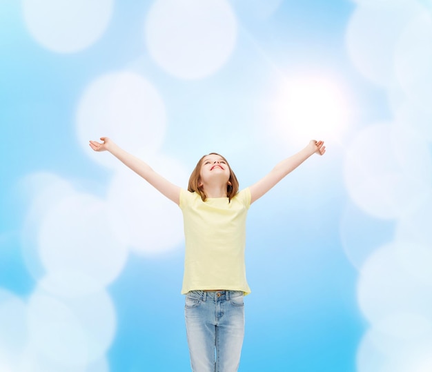 felicidad, libertad, concepto futuro - adolescente sonriente con las manos levantadas