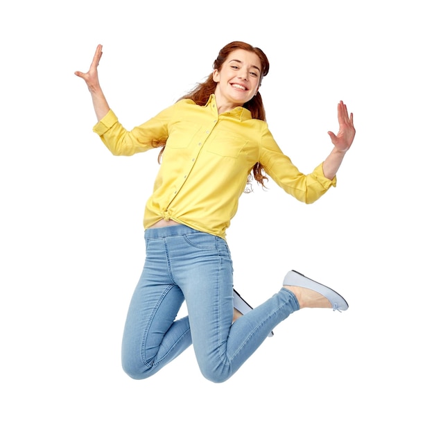 felicidad, libertad, movimiento y concepto de gente - mujer joven sonriente saltando en el aire