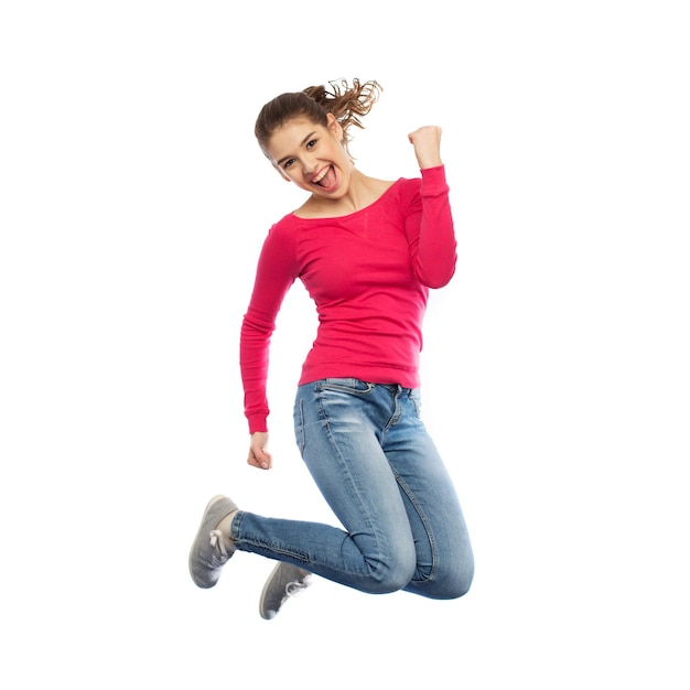 Foto felicidad, libertad, movimiento y concepto de personas - joven sonriente saltando en el aire sobre un fondo blanco