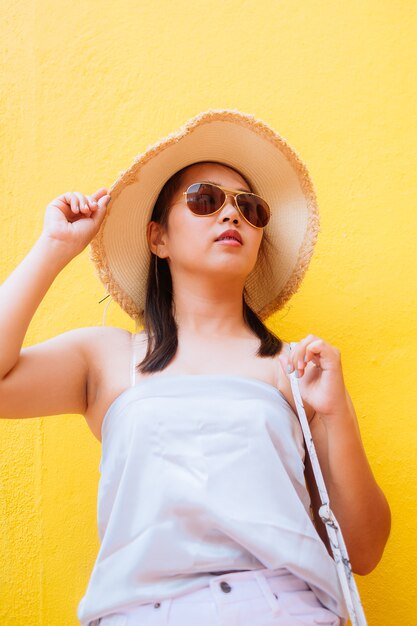 Felicidad de las mujeres de Asia con borde y gafas de sol