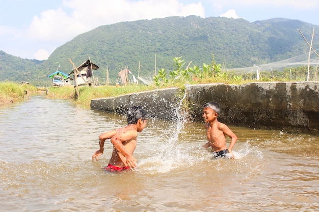 Felicidad de los niños de la aldea