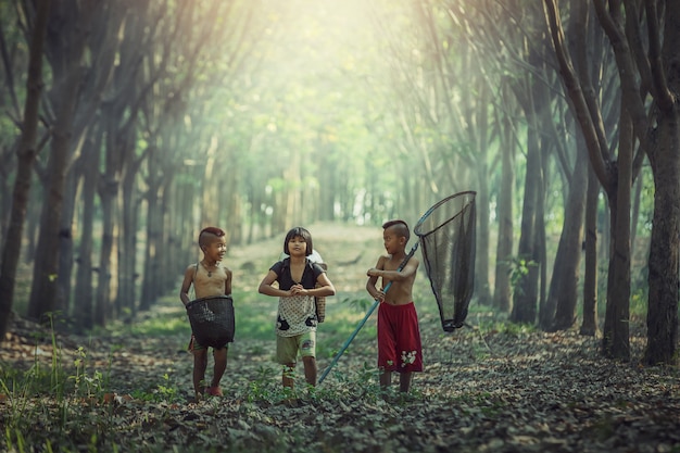 Felicidad de los niños asiáticos al aire libre, campo de Tailandia