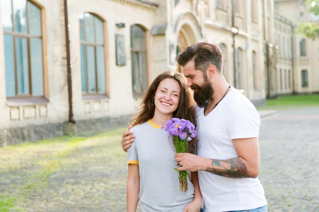 Felicidad simple Idea de cita romántica El chico preparó un ramo sorpresa para la novia Sentimientos verdaderos Hipster barbudo enamorarse Reunión de pareja para una cita Hombre regalando flores Reglas de oro cita perfecta