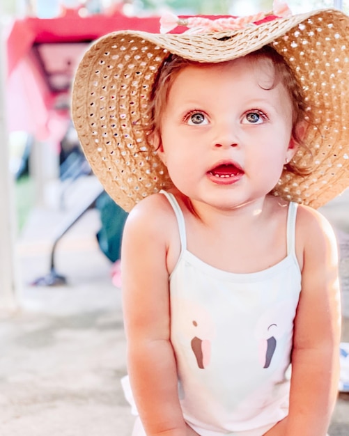 Foto la felicidad bajo un sombrero