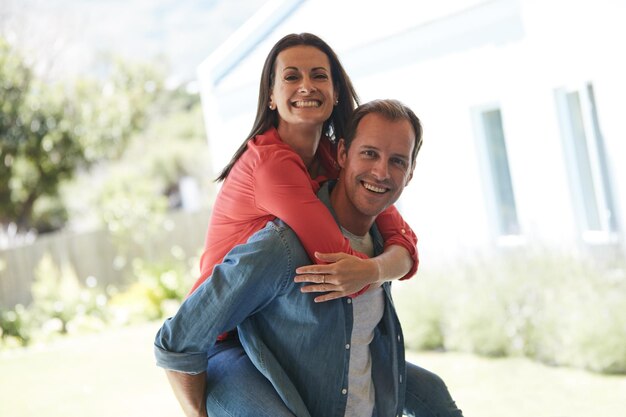 La felicidad son los días de ocio con el amor de tu vida Retrato de una pareja madura disfrutando juntos del día al aire libre