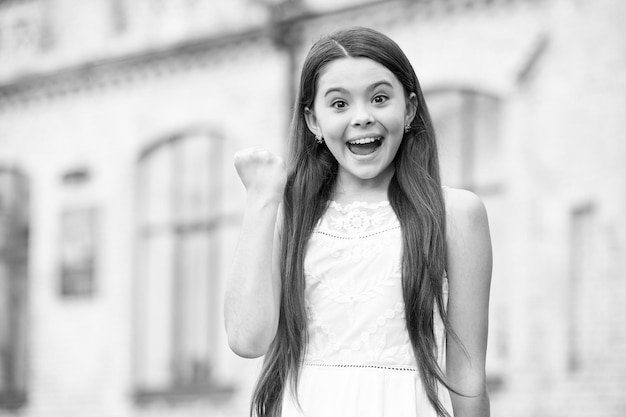 La felicidad te hace hermoso Niño feliz hacer gesto de ganador al aire libre Niña siente felicidad Disfrutar de la felicidad Victoria y éxito Ser positivo Divertirse La belleza es felicidad