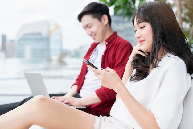 Felicidade alegre jovem casal asiático contato visual masculino e feminino rir sorrir juntos conversa divertida relaxar vestido casual pesquisa e jardim férias fim de semana resort fundo