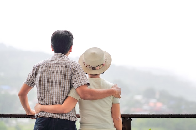 Felicidade asiática de meia-idade um casal no feriado