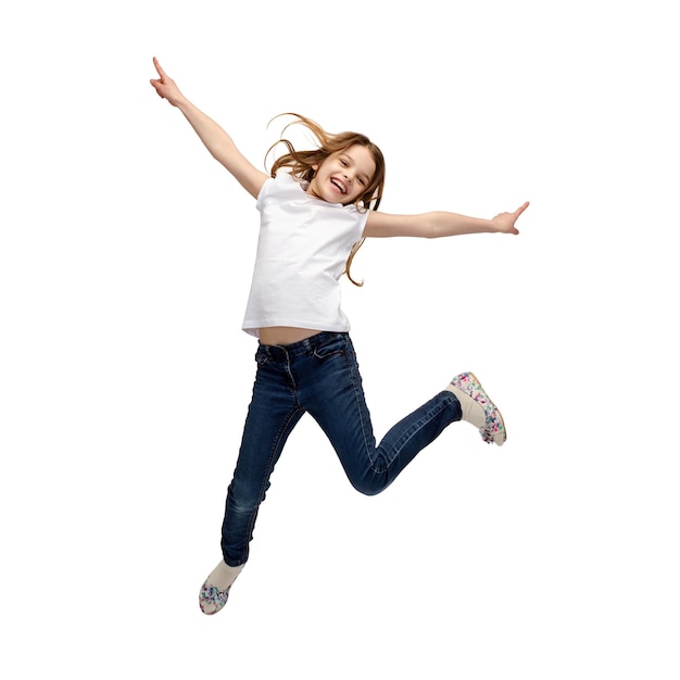 felicidade, atividade e conceito de criança - menina sorridente pulando