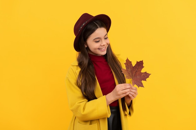 Felicidade da infância beleza natural outono moda adolescente de chapéu segura folha de outono
