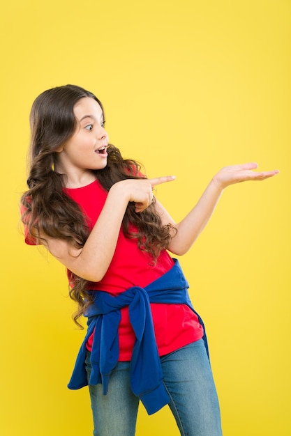 felicidade da infância. moda e beleza. criança hipster. salão de cabeleireiro. cuidados com a pele e cabelos naturais. garota feliz com cabelos cacheados. menina legal sorrindo. olhar de moda hipster. menina hipster.