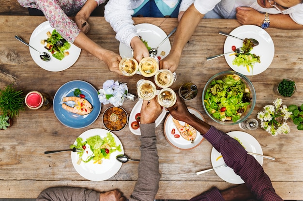 Felicidade de amigos, aproveitando o conceito de comer de jantar