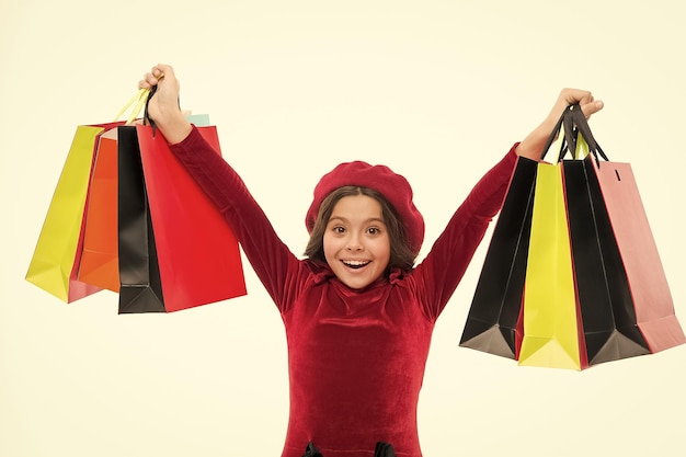 Felicidade de compras Menina gosta de fazer compras Pequena cliente Menina com sacolas de compras Criança pequena com sacolas de papel Pequena viciada em compras com sacolas de papel Fazer compras é um vício