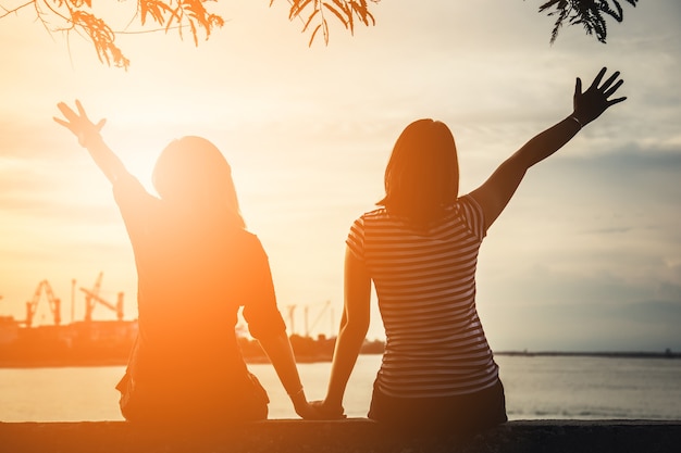 Foto felicidade e alegre menina mulher levantar mão no fundo do céu