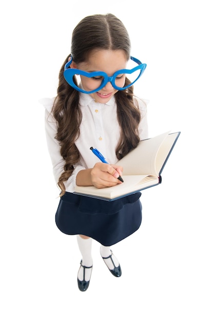 Felicidade é estudar Clube escolar Criança gosta de aprender Projeto escolar O nerd mais fofo de todos Os óculos em forma de coração de colegial fundo branco Uniforme escolar de menina criança segura livro Conceito de criança inteligente