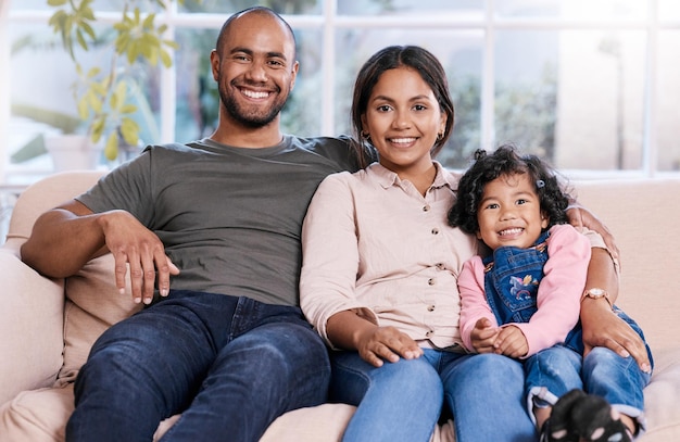 Felicidade é simplesmente estar junto Retrato de uma família feliz relaxando juntos em casa