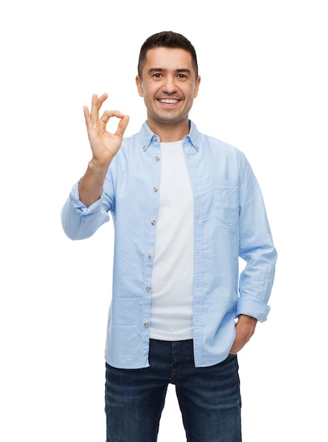 felicidade, gesto e conceito de pessoas - homem sorridente mostrando sinal de mão okey