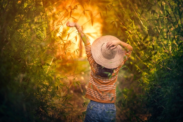 Foto felicidade mulher ficar ao ar livre