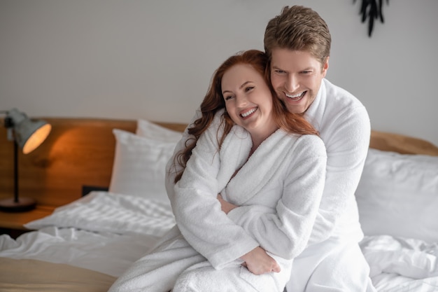 Felicidade. um lindo casal passando um tempo juntos em casa e parecendo feliz