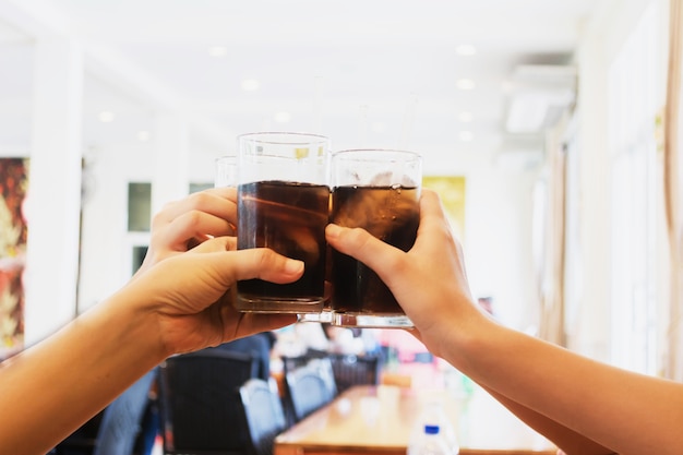 Felicidades! grupo pessoas, alegrando, com, bebida, em, restaurante