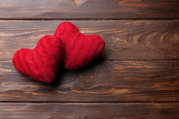 Felicitación del Día de San Valentín con corazones rojos