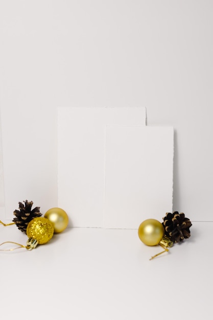 Felicitación de tarjetas de papel navideñas para maqueta.